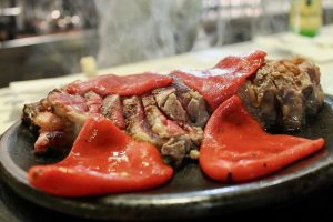 Chuletón especial de buey asturiano con pimientos, en ‘La Pumarada’