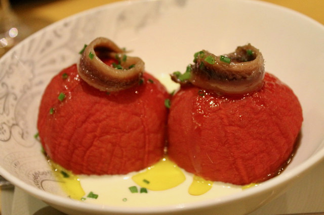 Restaurantes en Oviedo Tomates asaos, anchoas y afuega´l pitu, en ‘La Taberna del Zurdo’
