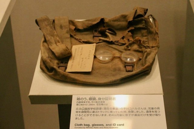 Bolso, gafas y tarjeta de identificación Hiroshima