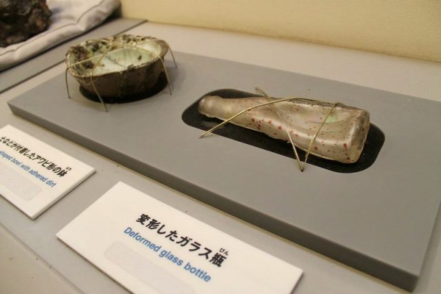 Botella deformada como consecuencia de las altas temperaturas Hiroshima