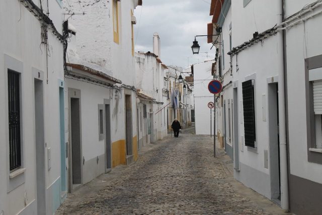 Calles blancas de Evora Portugal