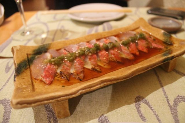 Carpaccio de salmonete con salsa ponzu y hoja de wasabi Shunka Barcelona
