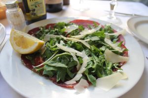 Carpaccio de ternera con queso Picorino di Grotta Trattoria da Benvenuto Florencia