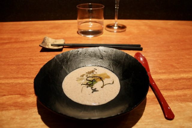 Crema de shiitake con alga kombu Koy Shunka Barcelona