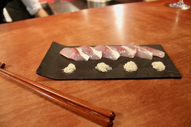 Jurel, cortado en sashimi, curado en sal y vinagre de arroz con tororo kombu