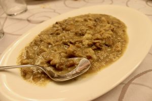 Oreja con salsa de hongos