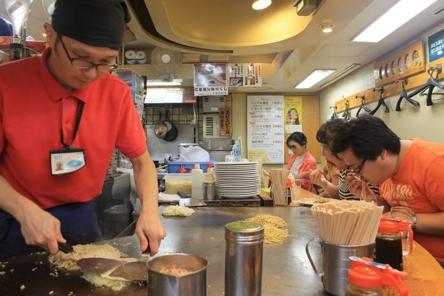 Preparacion okonomiyaki Hiroshima