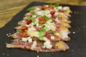 Presa de bellota pura curada y marinada con contrastes ácidos y dulces Triciclo Madrid