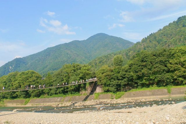 Puente colgante de piedra Shirakawa-go
