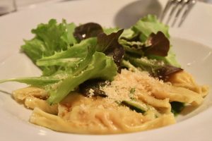 Raviolis de buey de mar con curri de espinacas, hierbas aromáticas y polvo de cacahuete El Alquimista Salamanca
