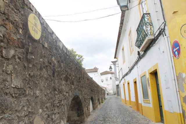 Évora, ciudad medieval de calles empedradas en el corazón del Alentejo