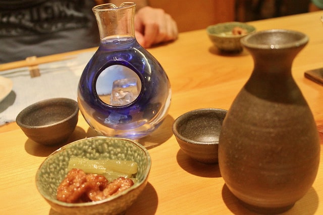 Sake frío y sake caliente y encurtidos japoneses