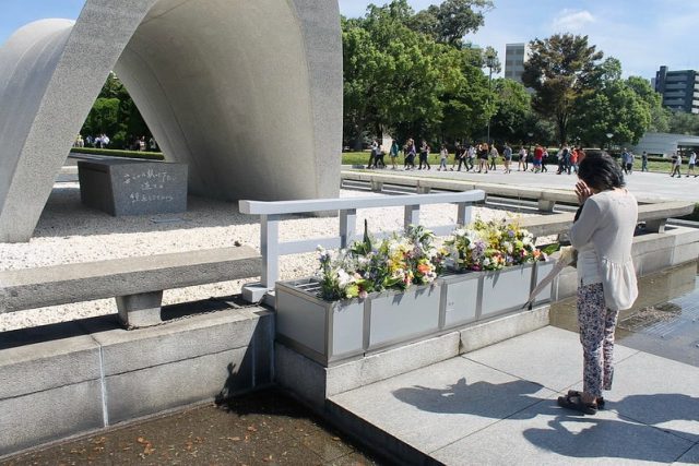 Una mujer mostrando sus respetos en el Parque de la Paz de Hiroshima