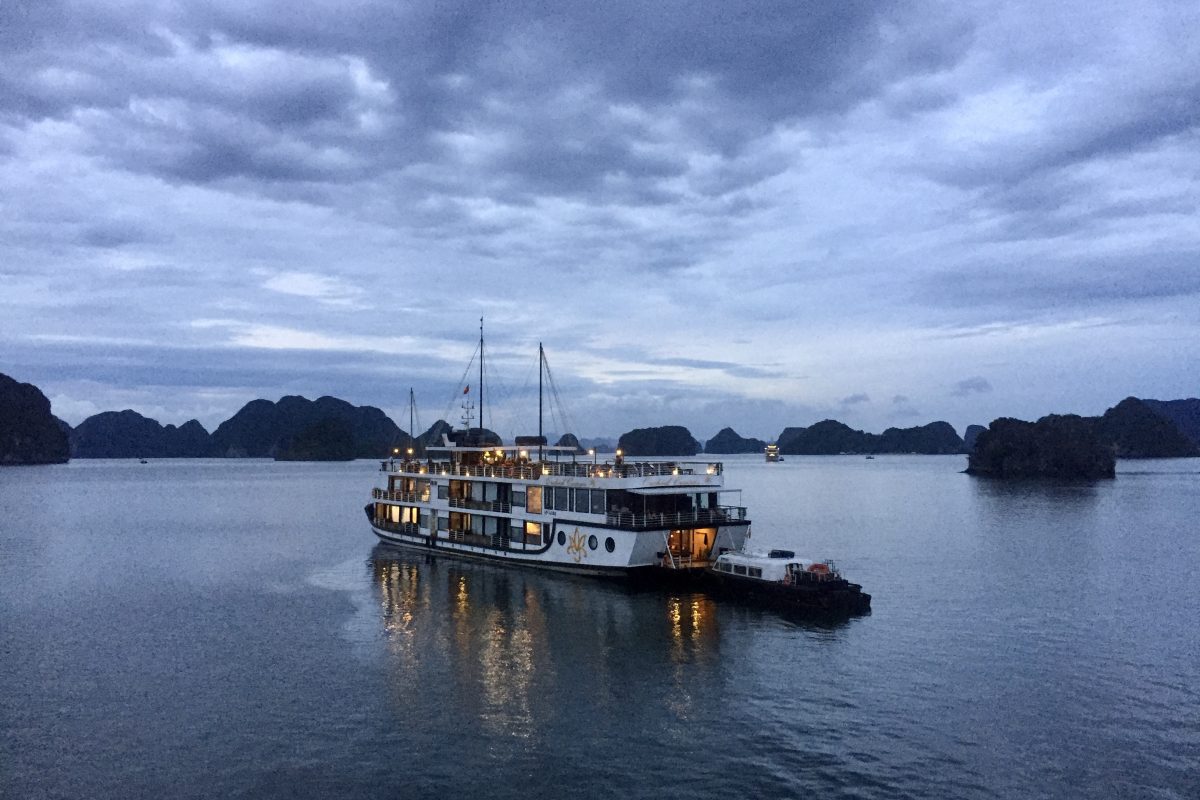 Crucero por la Bahía de Halong, descubriendo el Vietnam más espectacular